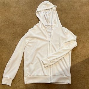 Cute white sweatshirt with ribbed pattern